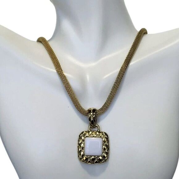 VTG Liz Claiborne White Square Pendant Snake Chain Necklace 21” Gold Grannycore - Picture 2 of 16